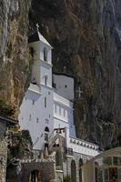 la hermosa vista del monasterio de ostrog en montenegro, que está construido en un acantilado de montaña empinada foto