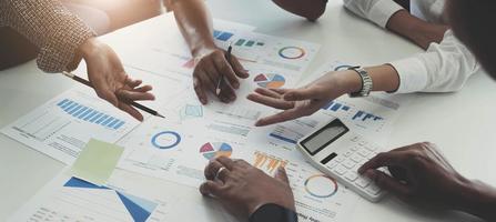 equipo de gente de negocios trabajando juntos en la oficina de la sala de reuniones, gráficos de antecedentes de trabajo en equipo y banner de gráficos, trabajo en equipo exitoso de doble exposición, concepto de planificación empresarial. foto