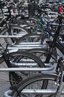 soporte para bicicletas con bicicletas foto