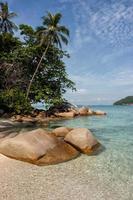 agua cristalina y playa tropical en las islas perhentian, malasia. foto