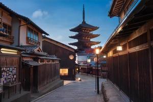 templo budista zen hokan-ji también conocido como pagoda yasaka en kyoto, japón foto