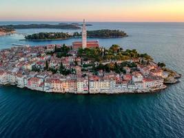 puesta de sol de rovinj, croacia foto