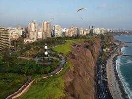 faro en la costa del océano pacífico en el distrito de miraflores de lima, perú. foto