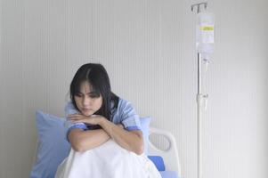 una paciente mujer asiática abatida. tras la declaración del médico de que el cáncer estaba llegando al final de su curso. foto