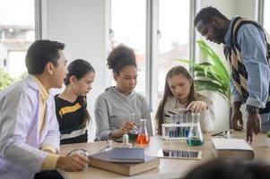 grupo de estudiantes que estudian y juegan con el concepto de maestro, educación y aprendizaje. foto