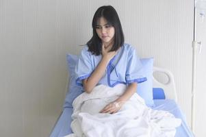 una paciente mujer asiática abatida. tras la declaración del médico de que el cáncer estaba llegando al final de su curso. foto