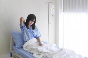 una paciente mujer asiática abatida. tras la declaración del médico de que el cáncer estaba llegando al final de su curso. foto