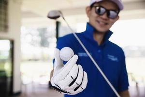 el hombre juega al golf al aire libre actividad deportiva - personas en el concepto de deporte de golf foto