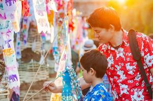 la familia tailandesa participa en una antigua actividad tradicional en un templo durante el festival songkran en chiang mai, el norte de tailandia, un evento muy famoso de tailandia foto