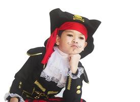 Muchacho asiático sonriendo en traje de pirata aislado sobre blanco foto