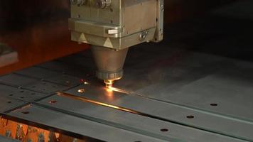 Laserschnitt, Industrie. CNC-Laserschneidmaschine. Maschine zum Schneiden von Aluminium-, Stahl- und Metallblechen. bohrt und bohrt Löcher in Blech. automatische und programmierbare Maschine.