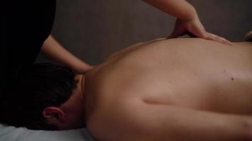cliente masculino recebendo massagem. massagem profissional. relaxar. video