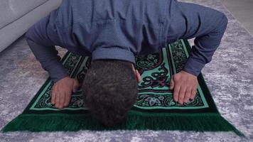 homem orando em casa. muçulmano. um homem orando em casa. religião islâmica. video