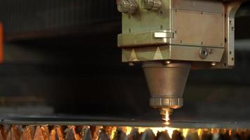 Laserschnitt, Industrie. CNC-Laserschneidmaschine. Maschine zum Schneiden von Aluminium-, Stahl- und Metallblechen. bohrt und bohrt Löcher in Blech. automatische und programmierbare Maschine.