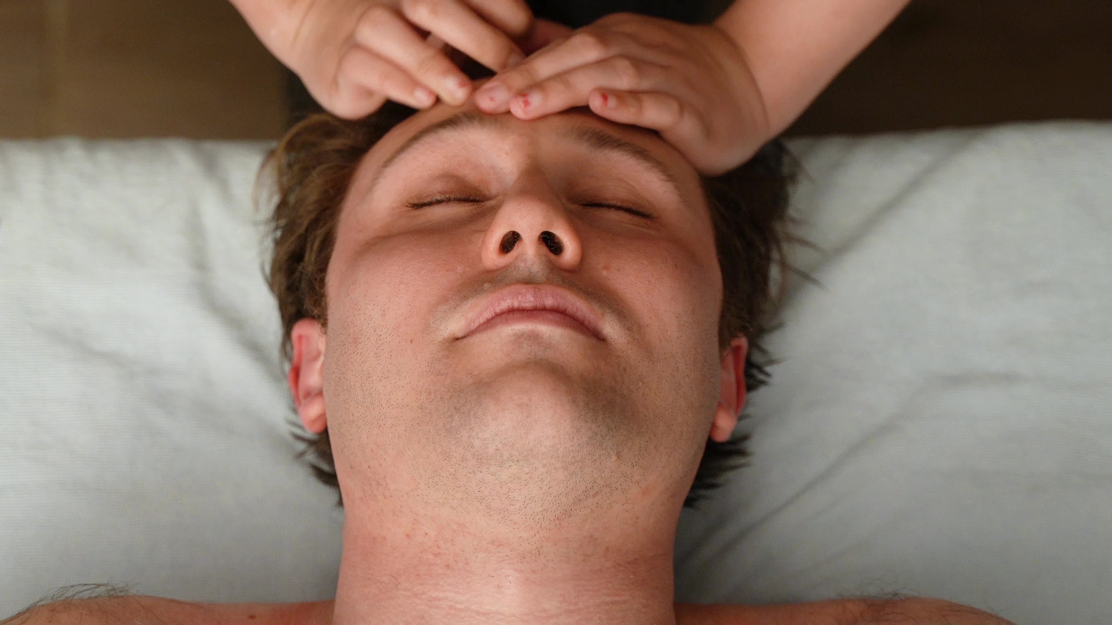 https://static.vecteezy.com/system/resources/thumbnails/008/741/382/original/massage-for-headache-and-neck-pain-man-getting-head-massage-for-pain-relief-video.jpg