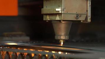 corte láser, industria. corte de chapa en máquina de corte por láser.