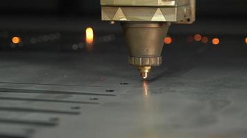 nahaufnahme cnc-laserschneidemaschine. Das Blech wird auf der CNC-Maschine geschnitten und Löcher werden darauf gebohrt. Laserschneidgerät nach Laserlicht und Laserlicht. video