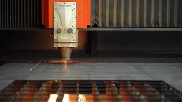 Laserschnitt, Industrie. Maschine zum Schneiden von Aluminium-, Stahl- und Metallblechen. bohrt und bohrt Löcher in Blech. automatische und programmierbare Maschine.