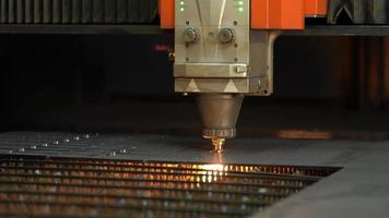 laser gesneden, industrie. cnc lasersnijmachine. machine die aluminium, staal en metalen platen snijdt. boort en boort gaten in plaatwerk. automatische en programmeerbare machine. video