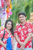 la familia tailandesa participa en una antigua actividad tradicional en un templo durante el festival songkran en chiang mai, el norte de tailandia, un evento muy famoso de tailandia foto