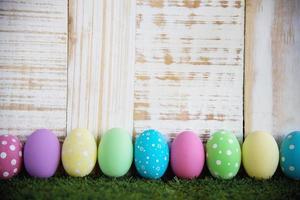 fondo de huevos de pascua pintados de colores - concepto de fondo de celebración de vacaciones de pascua foto