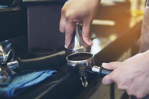 foto antigua de barista haciendo café en una cafetería