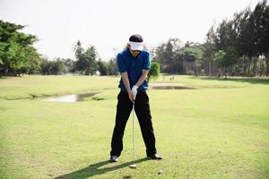 el hombre juega al golf al aire libre actividad deportiva - personas en el concepto de deporte de golf foto