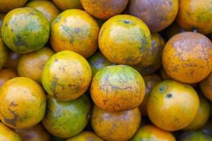 pila de mandarinas a la venta en el mercado foto