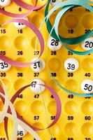 juego de bingo con serpentinas. imagen vertical vista desde arriba. foto