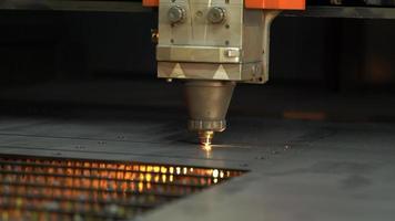 découpe laser, industrie. machine de découpe laser cnc. machine qui coupe l'aluminium, l'acier et les tôles. perce et perce des trous dans la tôle. machine automatique et programmable.