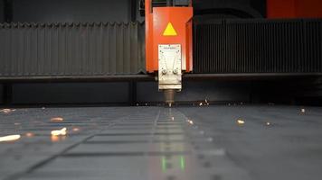 laser gesneden, industrie. cnc lasersnijmachine. machine die aluminium, staal en metalen platen snijdt. boort en boort gaten in plaatwerk. automatische en programmeerbare machine. video