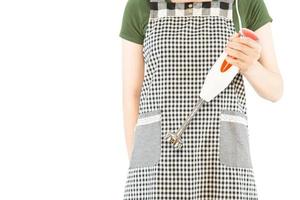 dama feliz sosteniendo cosas de cocina sobre el fondo del espacio de copia - gente concepto de preparación de comida hecha en casa foto