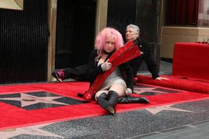 los angeles, 11 de abril - cyndi lauper, harvey fierstein en la ceremonia del paseo de la fama de hollywood de harvey fierstein y cyndi lauper en el pantages theater el 11 de abril de 2016 en los angeles, ca foto