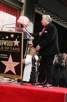 los angeles, 11 de abril - cyndi lauper, harvey fierstein en la ceremonia del paseo de la fama de hollywood de harvey fierstein y cyndi lauper en el pantages theater el 11 de abril de 2016 en los angeles, ca foto