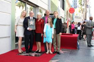 los angeles, 14 de octubre - hal david, familia en la ceremonia para otorgar una estrella en el paseo de la fama de hollywood para hal david en el instituto de músicos el 14 de octubre de 2011 en los angeles, ca foto