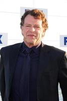 los angeles, 5 de agosto - john noble llegando a la fiesta fox tca summer 2011 en gladstones el 5 de agosto de 2011 en santa monica, ca foto