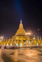pagoda de shwedagon el hito icónico del municipio de yangon de myanmar en la noche. foto