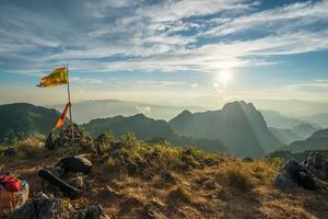 vista desde la cima de la montaña chiang dao, la tercera montaña más alta de tailandia. doi luang chiang dao, conocido como el último diente del himalaya, se eleva majestuosamente. foto