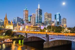 vista panorámica del paisaje urbano de melbourne por la noche. melbourne la ciudad más habitable del mundo en el estado de victoria de australia por la noche. foto