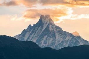 machapuchare mountain o mt.fish tail uno de los picos icónicos en el área de conservación de annapurna en nepal. foto