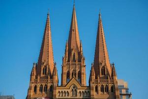 las agujas de la torre de la catedral de san pablo ubicadas en el centro de la ciudad de melbourne, australia. foto