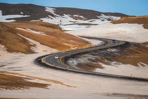 la hermosa carretera en forma de s y el hermoso paisaje en la región norte de islandia en la temporada de invierno. foto