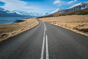 la carretera rural vacía y el hermoso paisaje de islandia. foto