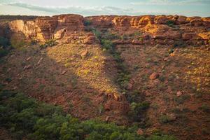 el paisaje del cañón de los reyes en el interior del estado del territorio norte de australia. Kings Canyon es un cañón en el territorio del norte de Australia en el extremo occidental de la cordillera de George Gill. foto