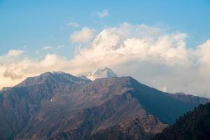 vista de la cordillera de annapurna desde el pueblo de ghorepani, nepal. Annapurna Sanctuary Trek es el destino de caminata más popular de la región de Annapurna. foto