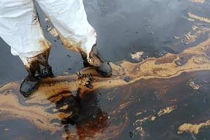 clean up Crude oil stain photo