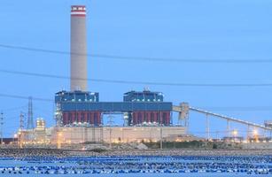 planta de energía eléctrica de combustión de carbón de combustible fósil foto