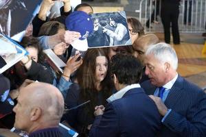 los angeles, 10 de abril - johnny depp en el estreno de la trascendencia en el teatro del pueblo el 10 de abril de 2014 en westwood, ca foto