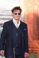 los angeles, 22 de junio - johnny depp en el estreno mundial del llanero solitario en disney s california adventure el 22 de junio de 2013 en anaheim, ca foto