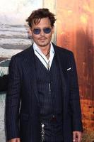 los angeles, 22 de junio - johnny depp en el estreno mundial del llanero solitario en disney s california adventure el 22 de junio de 2013 en anaheim, ca foto